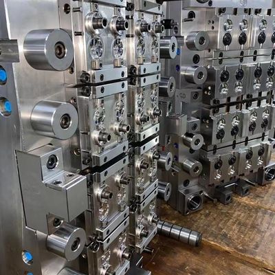 Компоненты формованной формы из ПЭТ.